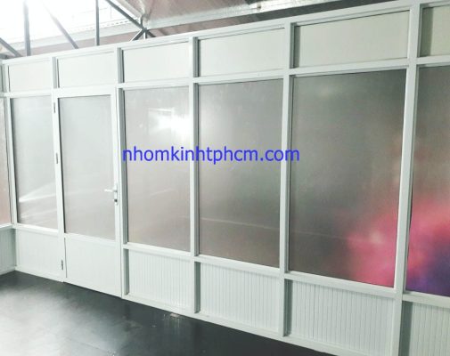 vách ngăn phòng ngủ bằng nhôm kính
