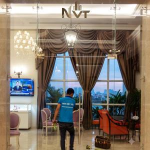 Lắp đặt cửa kính thủy lực mặt tiền cửa hàng