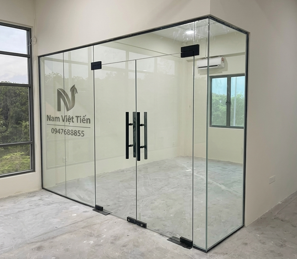 Cửa kính bản lề sàn cho văn phòng chuyên nghiệp