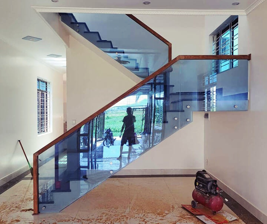 Thi Công Cầu Thang Kính Giá Rẻ TPHCM