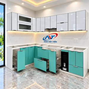 Tủ bếp nhôm kính di động khung xám ba cánh kính, hông kính mờ, có bánh xe