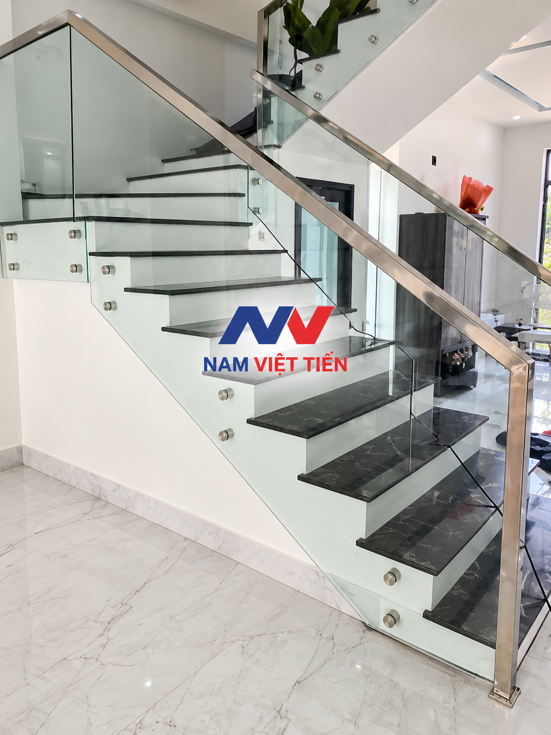 cầu thang kính tay vịn inox