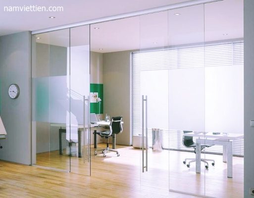 Cửa kính cường lực mở lùa hay mở quay tốt hơn