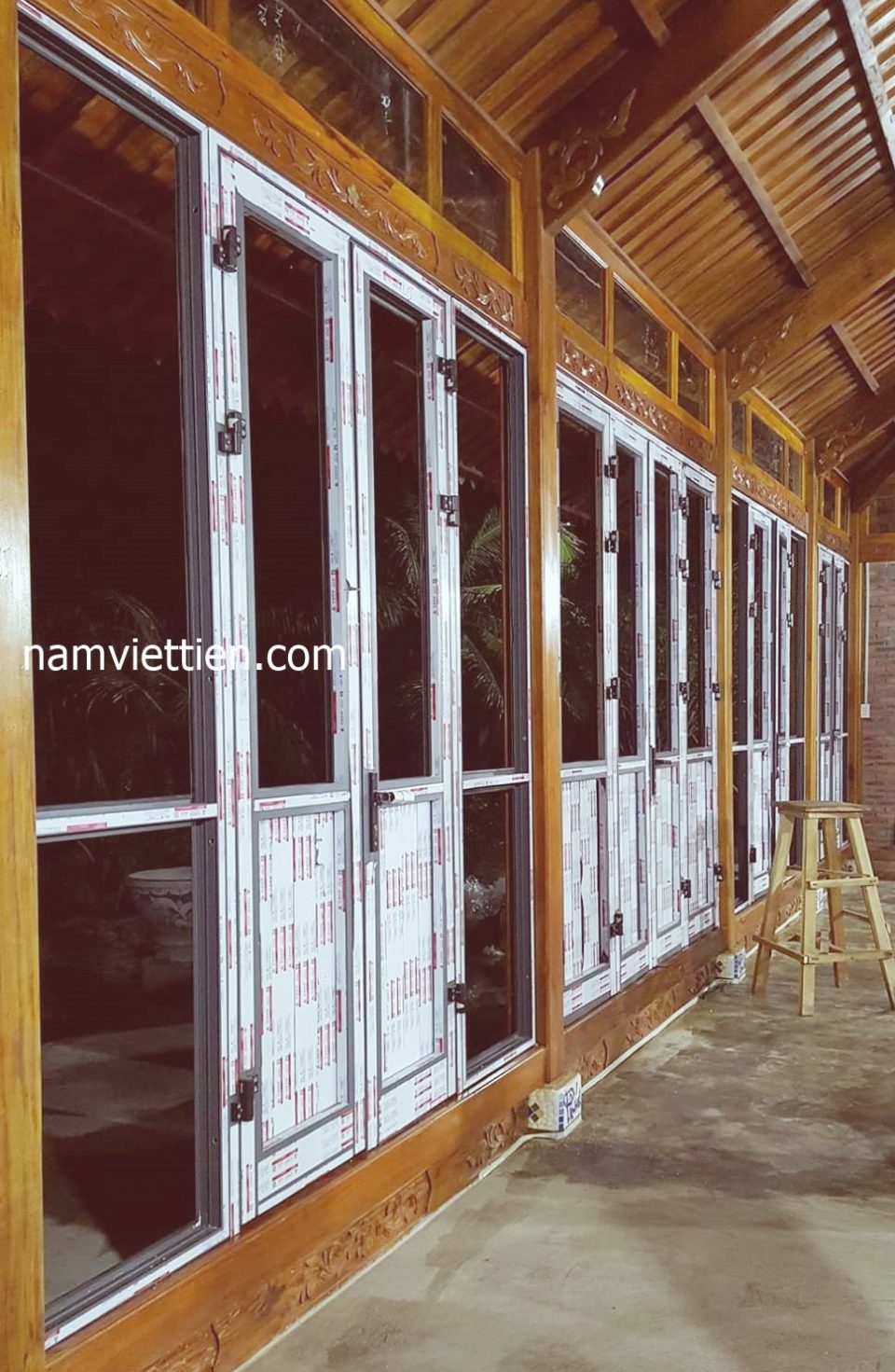 Cửa Nhôm Xingfa Có Bị Oxy Hóa Không Dãy cửa nhôm Xingfa nhiều cánh kính trong lắp trong không gian mái gỗ