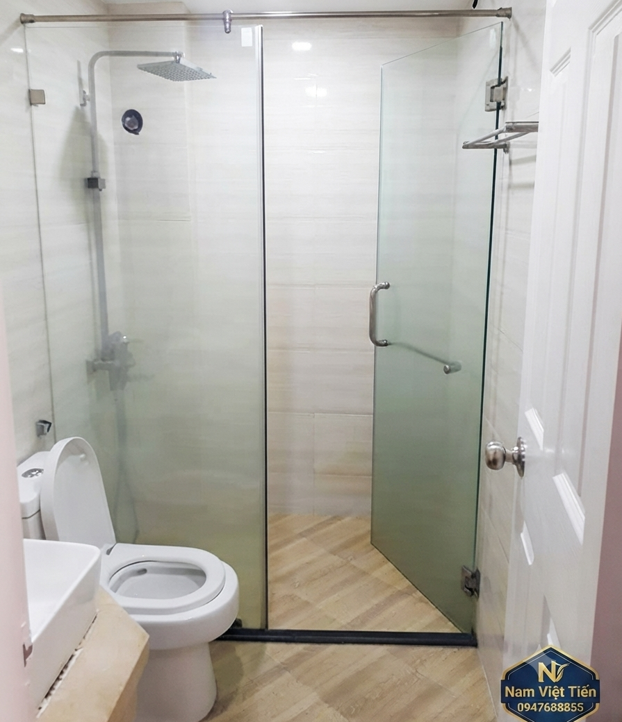 Phòng tắm kính cửa lùa không gian hẹp