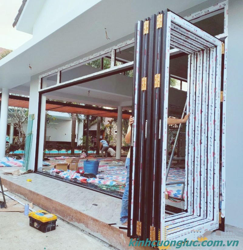 Cửa nhôm Maxpro xếp gấp cho không gian biệt thự