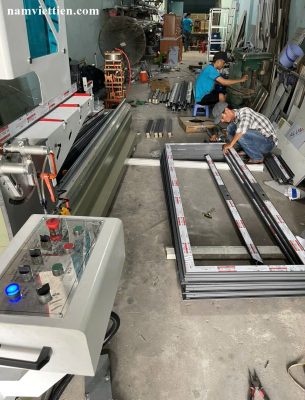 Công nhân lắp ráp khung nhôm tại xưởng sản xuất