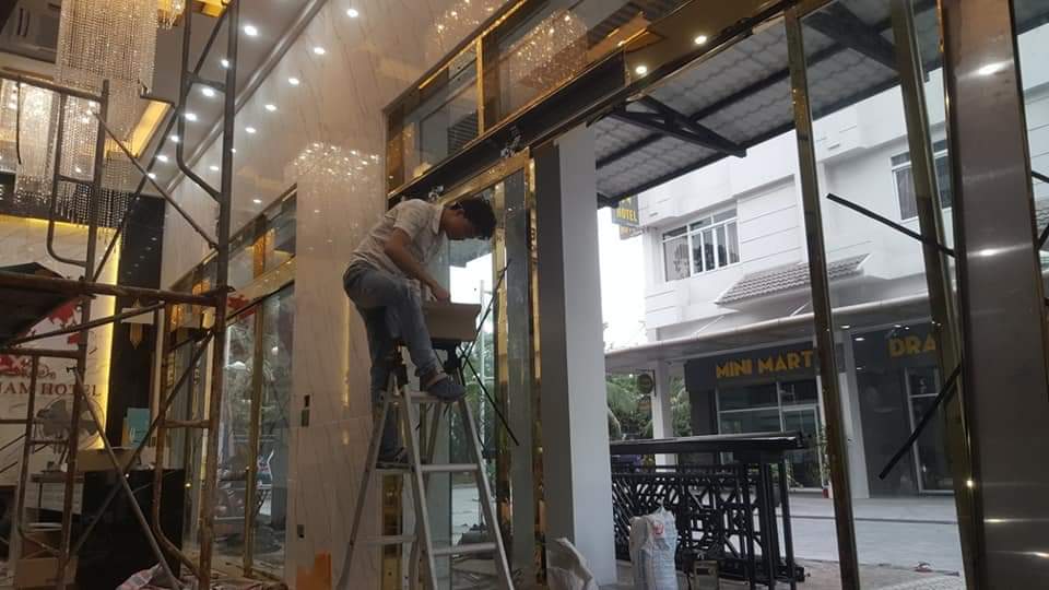 Lắp đặt cửa kính tự động tại khách sạn