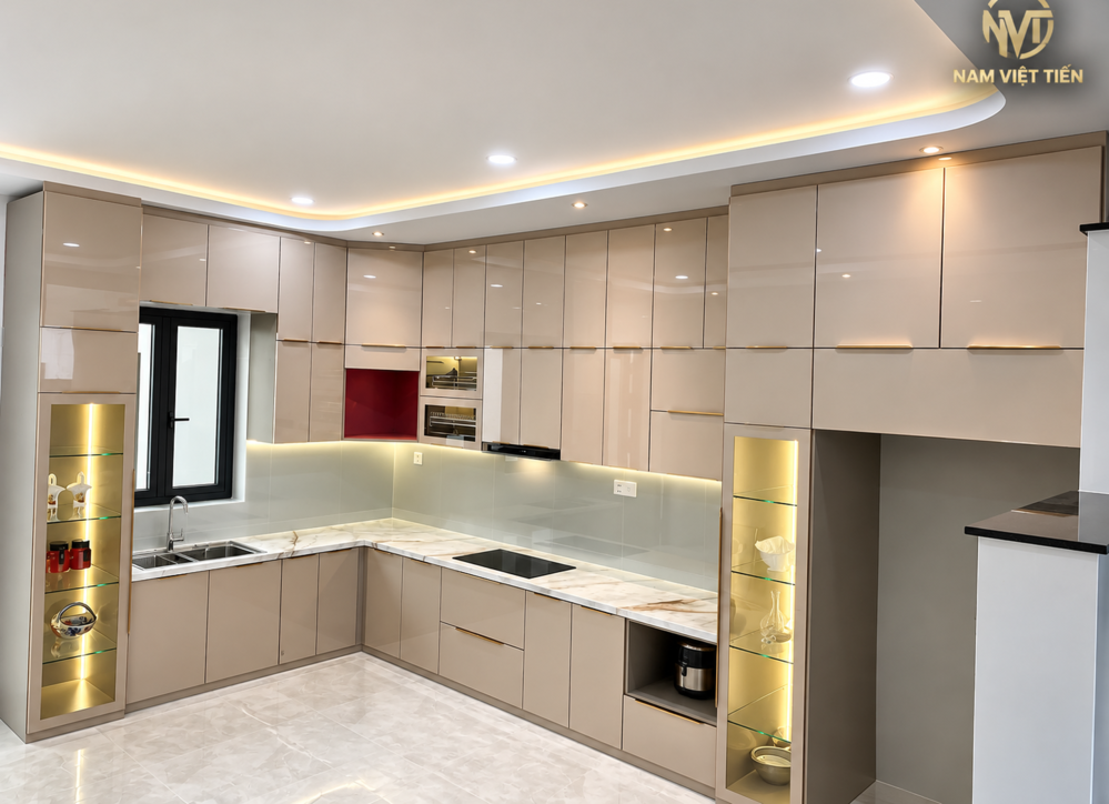Tủ bếp nhôm màu be, hai tủ kính trưng bày đèn led