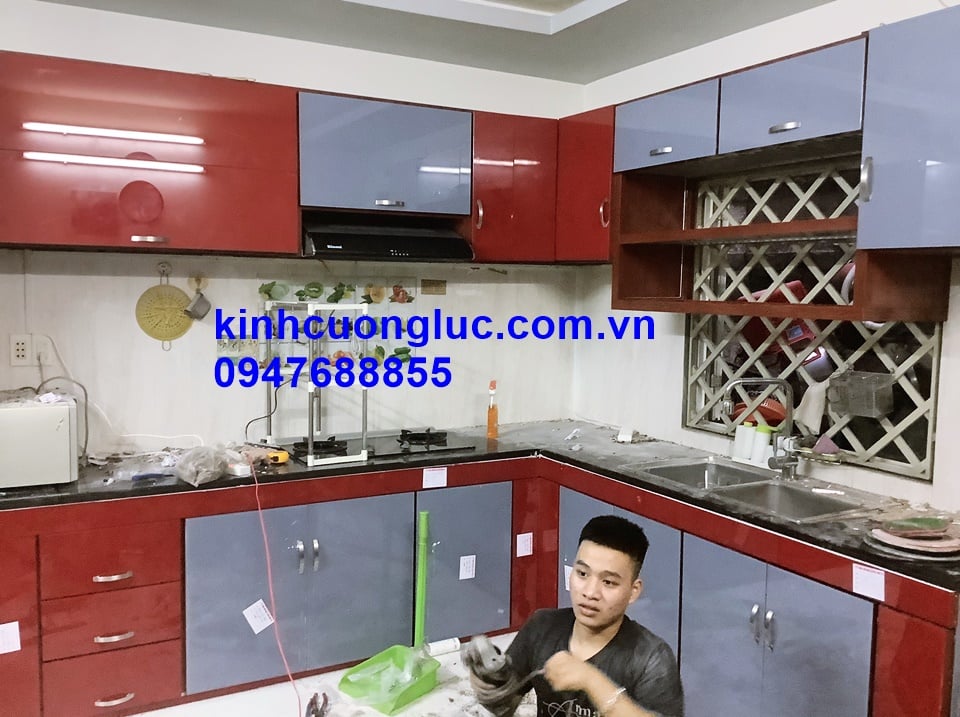 báo giá tủ bếp nhôm kính