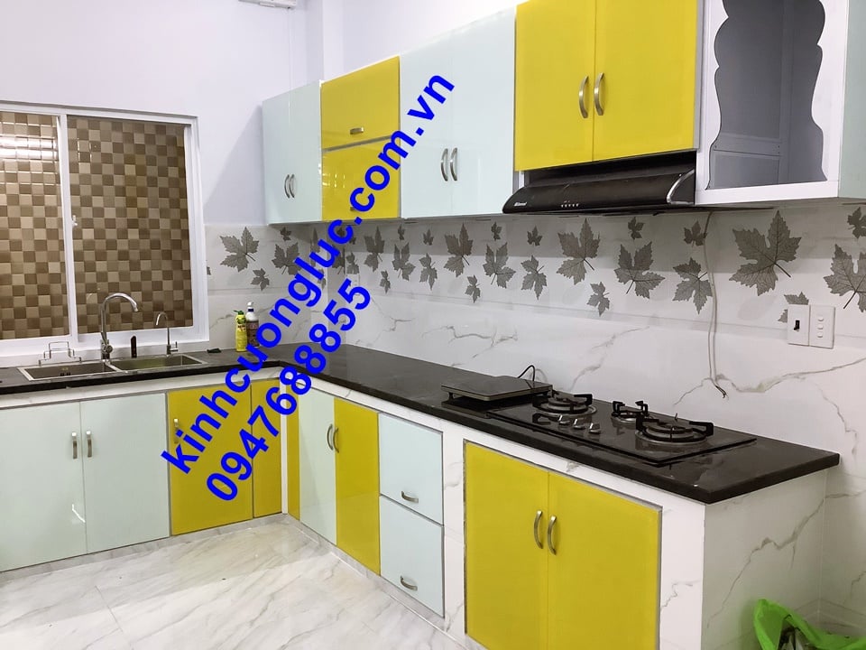 mẫu tủ bếp nhôm vân gỗ