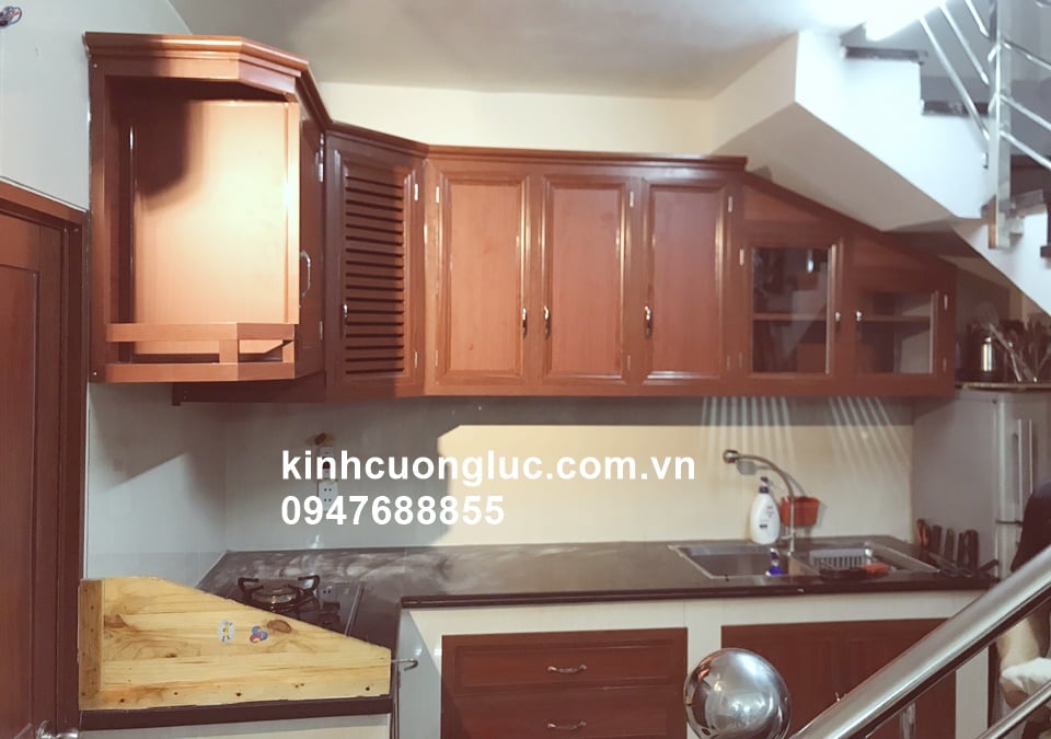 mẫu tủ bếp đẹp hình chữ l nhôm kính