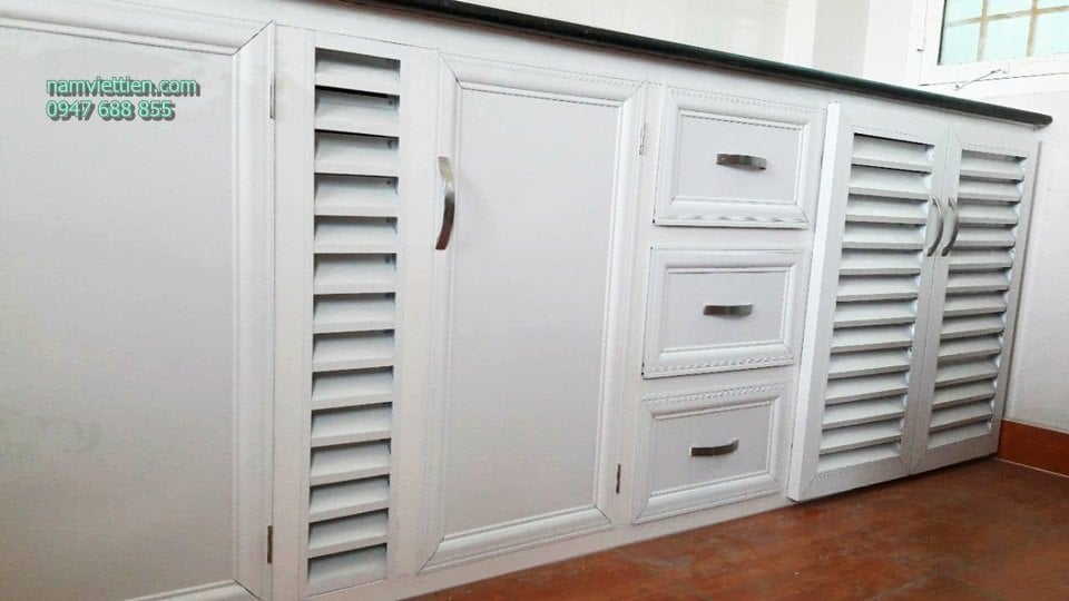 Kệ bếp nhôm kính treo tường