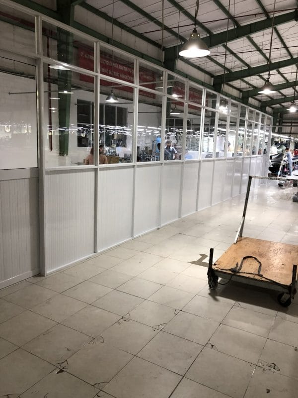 Vách ngăn nhôm kính thực tế Vách ngăn nhôm kính lắp đặt thực tế tại văn phòng