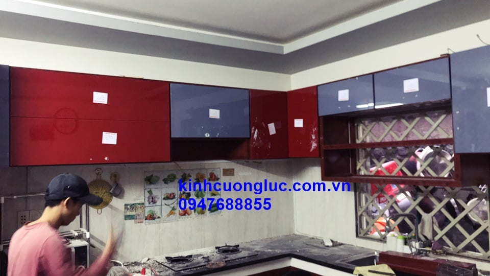 tủ bếp nhôm kính vân gỗ đẹp