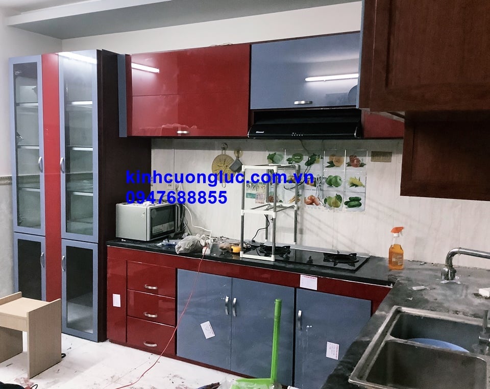 thi công tủ bếp nhôm kính