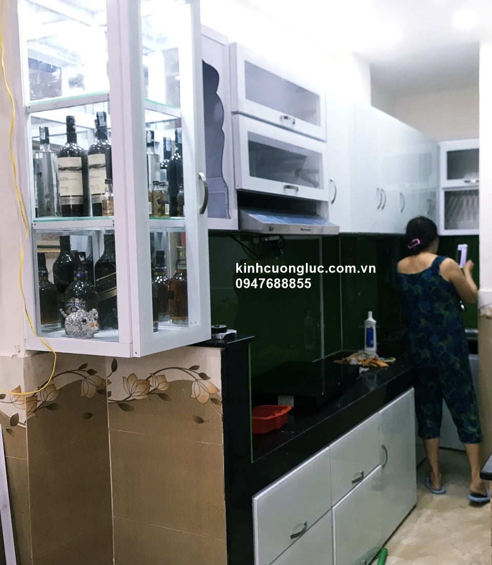 tủ bếp khung nhôm kính