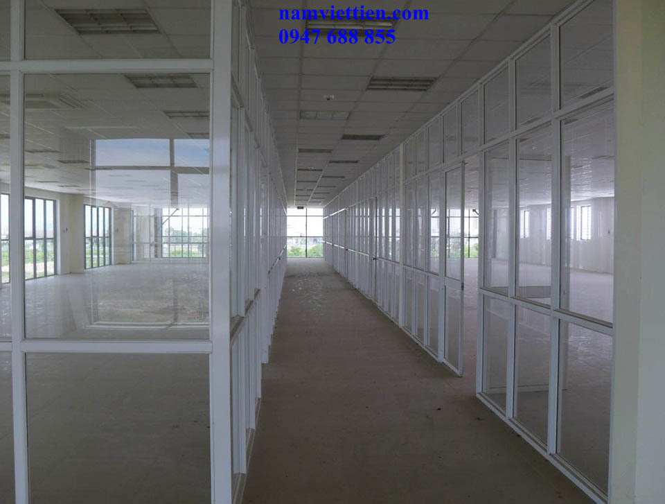 So sánh vách nhôm kính và thạch cao