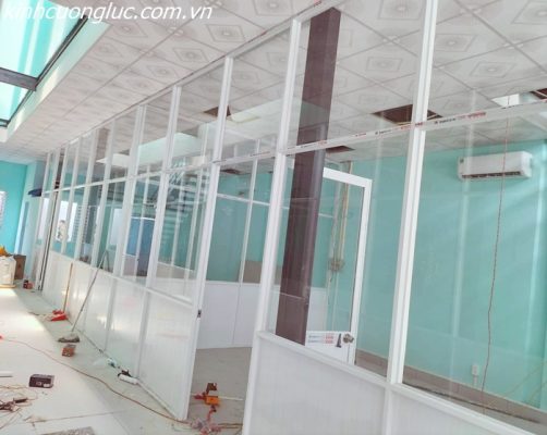 Vách nhôm kính hay kính cường lực