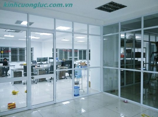 Vách nhôm kính khung trắng có cửa đi ngăn khu làm việc văn phòng