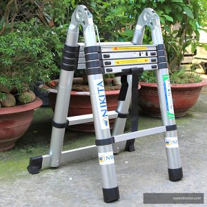 Thang nhôm Nikita AI32 đặt ngoài sân vườn