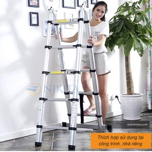 Người dùng thử thang nhôm Nikita AI32 trong nhà