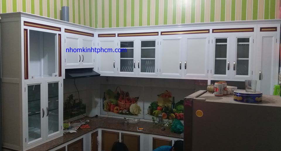 báo giá tủ bếp nhôm kính vân gỗ