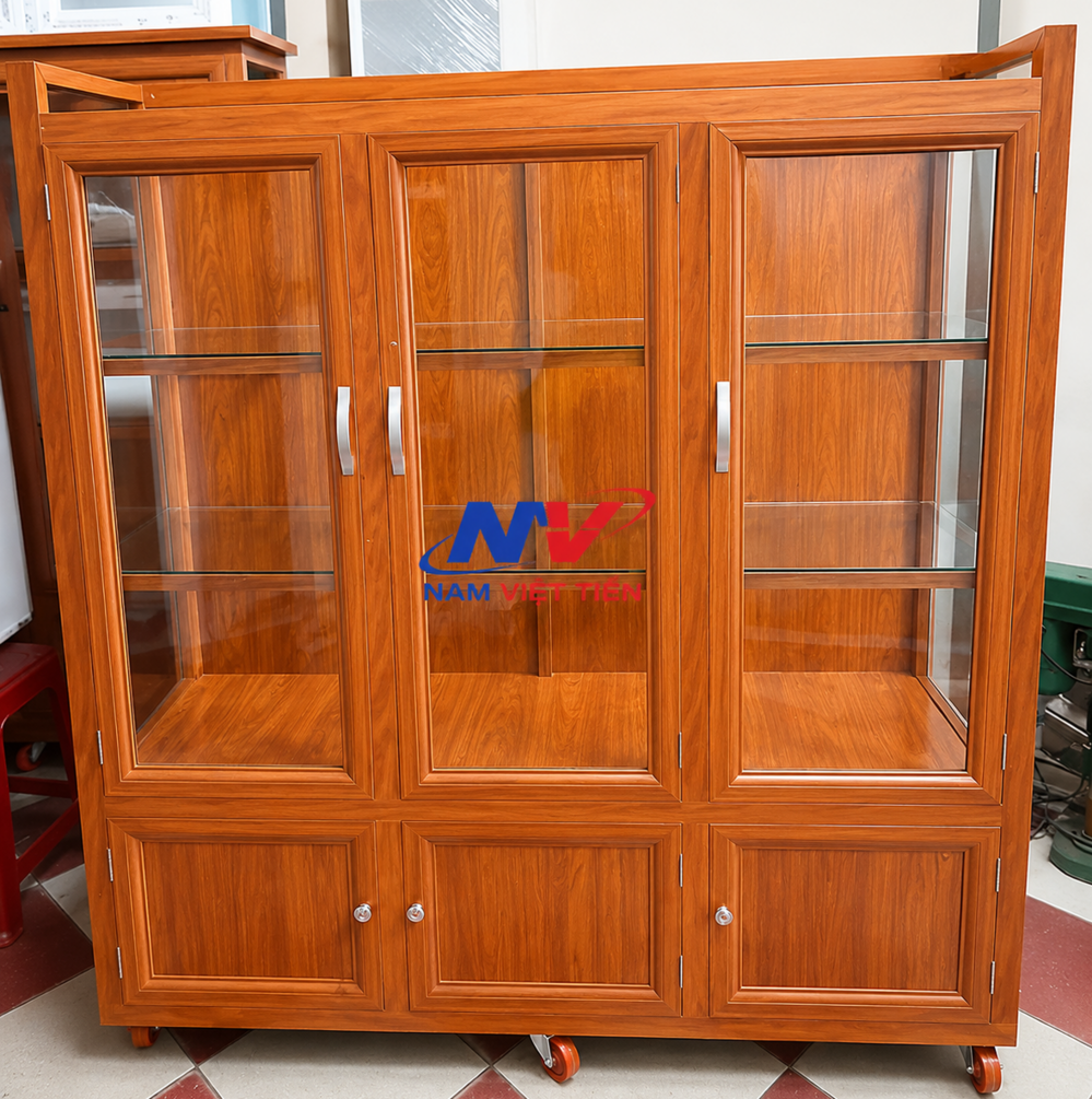 Mẫu tủ chén nhôm kính vân gỗ tại xưởng