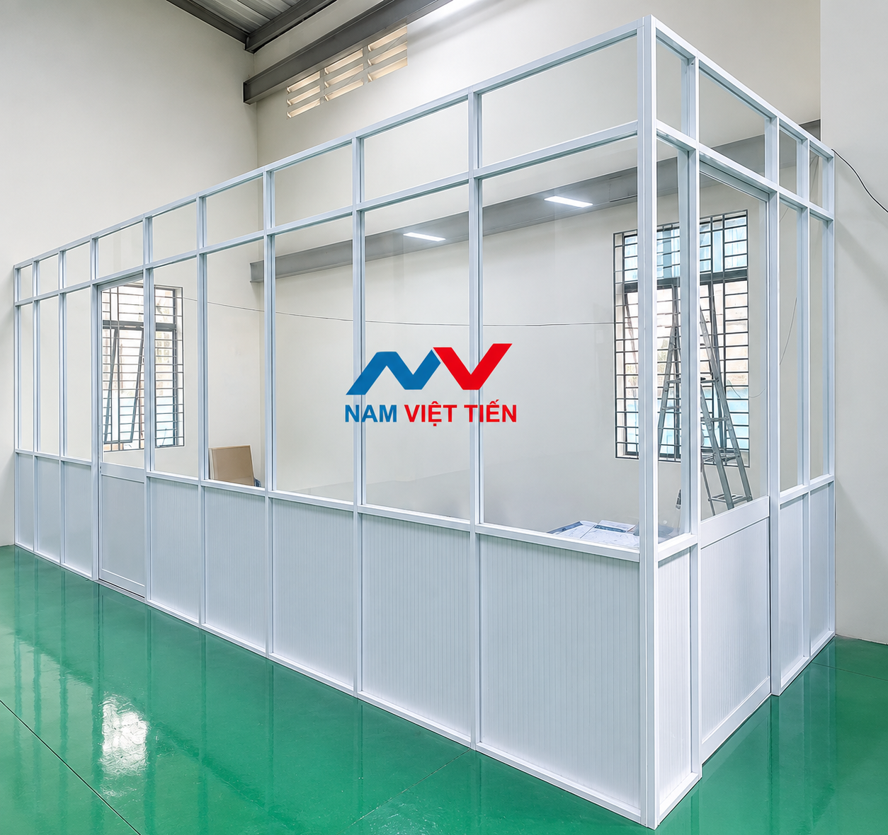 Vách ngăn nhôm kính khung trắng nhà xưởng