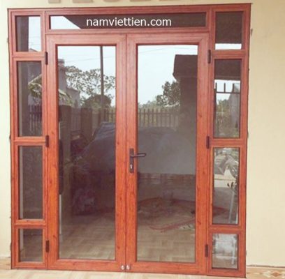 Cửa đi nhôm Xingfa vân gỗ hai cánh có ô cố định hai bên và ô phía trên