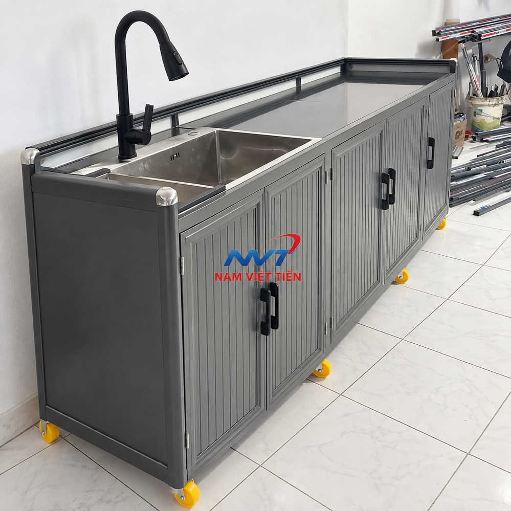 Tủ bếp nhôm kính màu xám có bồn rửa và vòi nước