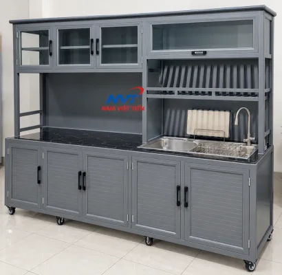 Tủ bếp nhôm kính xám có bồn rửa và kệ chén hở