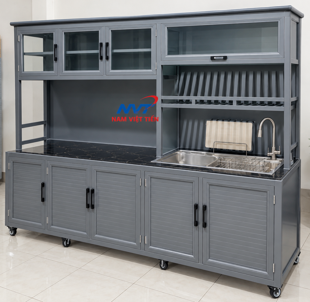 Tủ bếp nhôm kính xám có bồn rửa và kệ chén hở