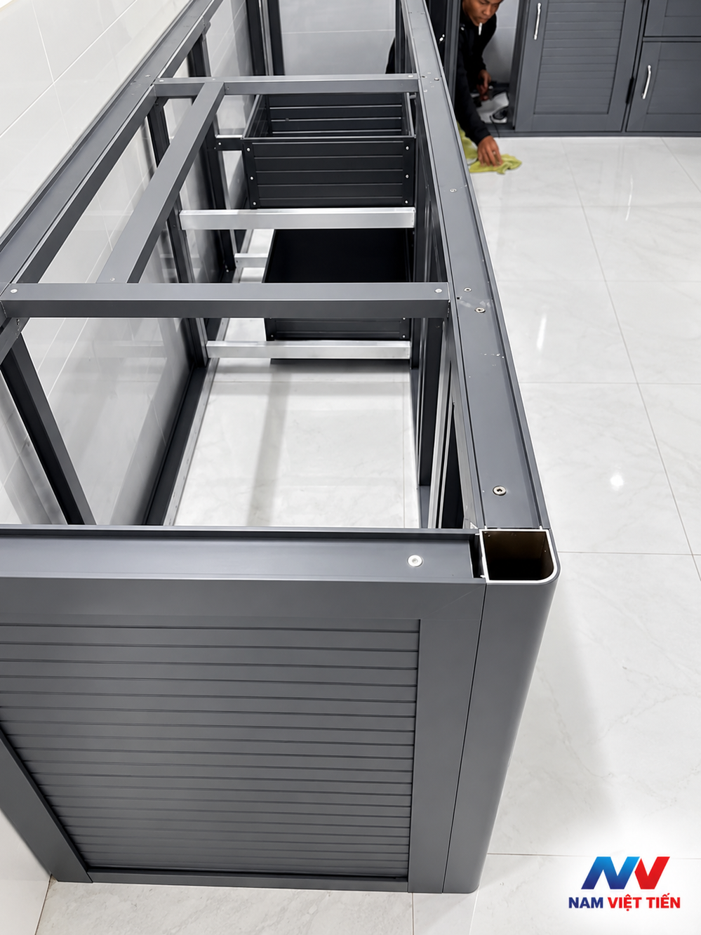 Khung nhôm tủ bếp đang lắp ráp, chưa lắp cánh