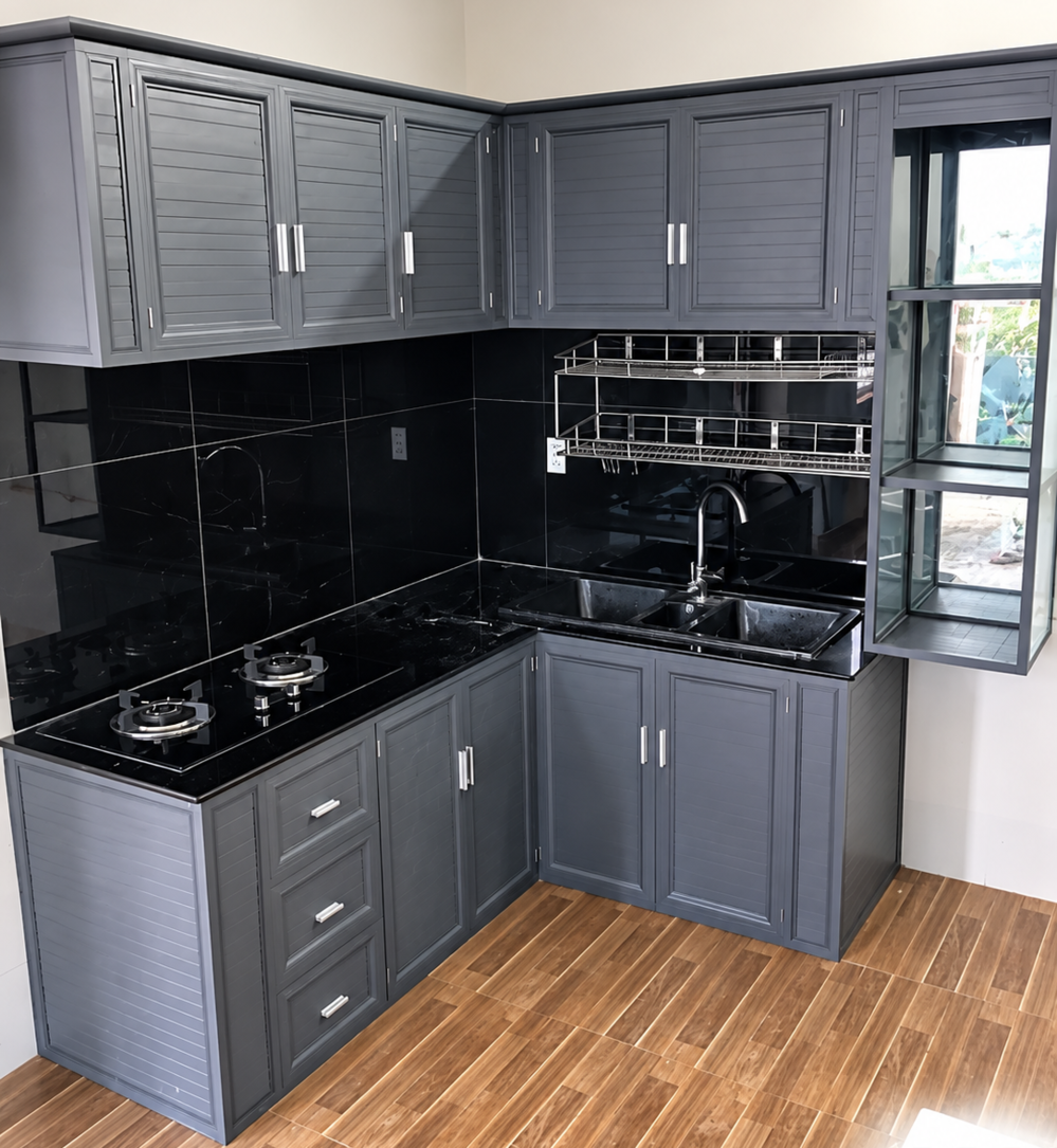 Tủ bếp khung nhôm xám, ốp đen sàn giả gỗ