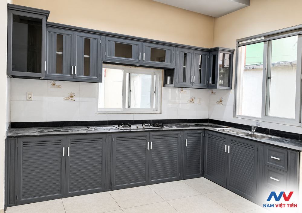 Tủ bếp khung nhôm xám bao quanh cửa sổ