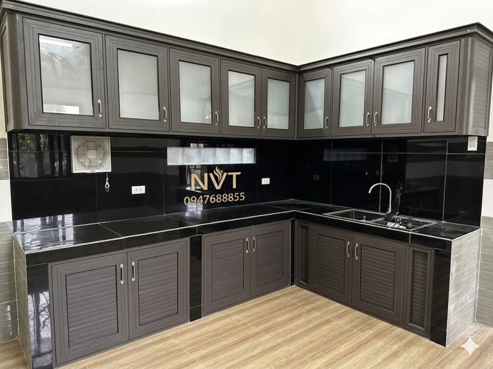Tủ bếp vân gỗ nâu đậm cánh kính mờ ốp đen