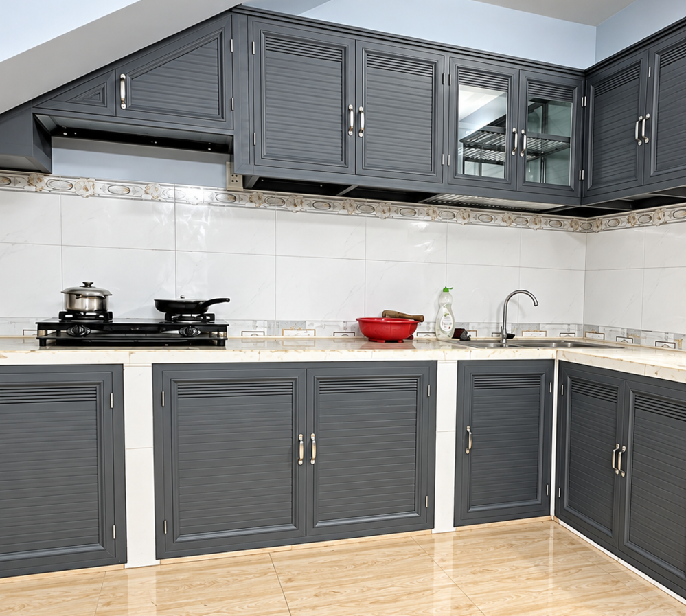Tủ bếp khung nhôm xám lắp dưới trần dốc