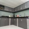Tủ bếp nhôm Xingfa xám tối giản hiện đại