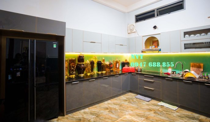 So sánh tủ bếp nhôm kính và tủ bếp gỗ công nghiệp