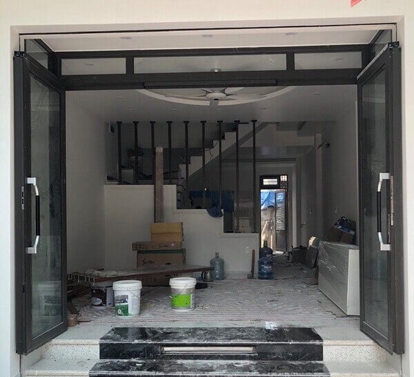 Có nên làm cửa Xingfa toàn bộ nhà Cửa nhôm kính khung đen hai cánh mở quay ở lối vào nhà phố