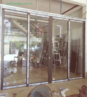 Bộ cửa nhôm Xingfa kính lớn đang thi công lắp đặt