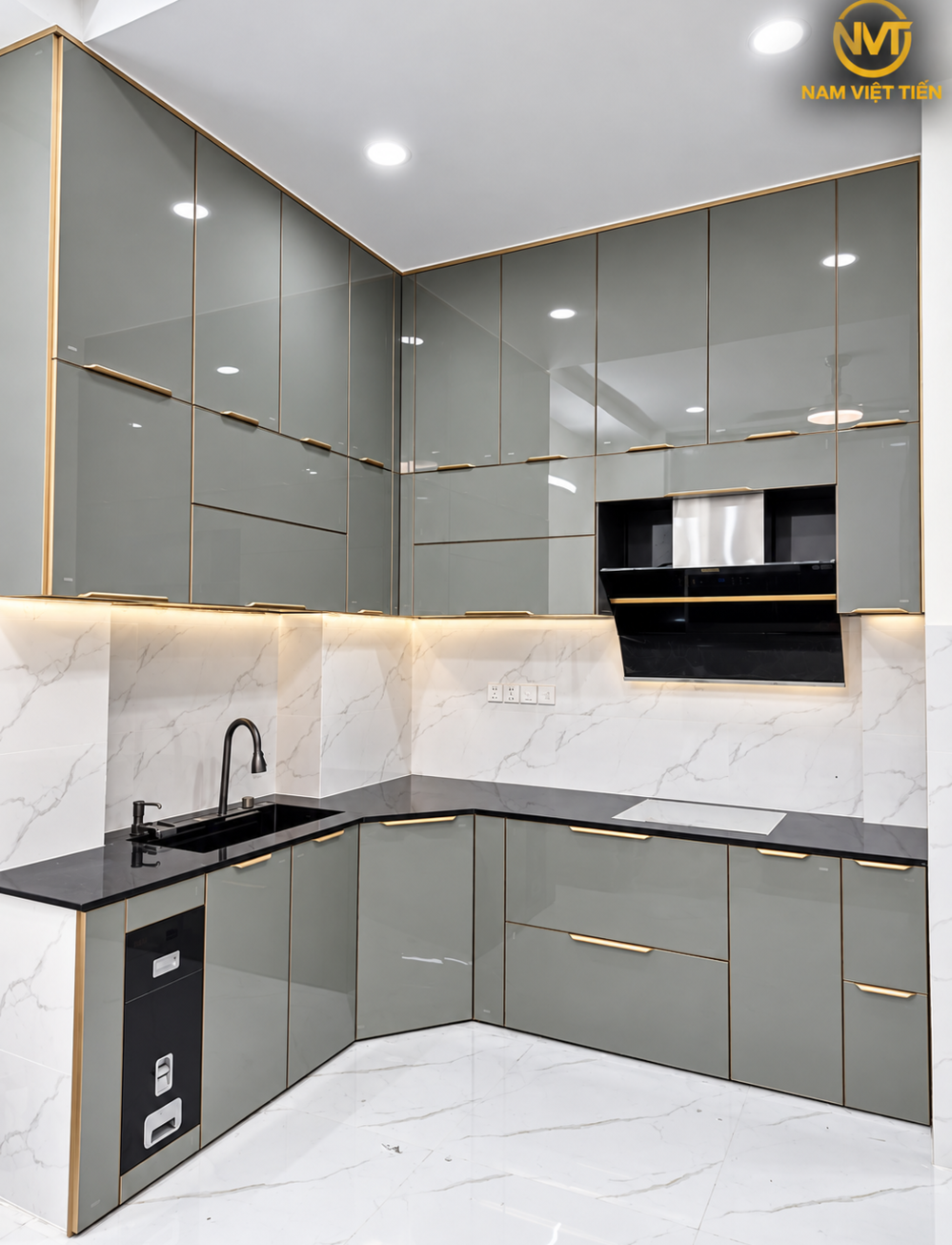 Tủ bếp nhôm màu ghi bóng viền chỉ vàng