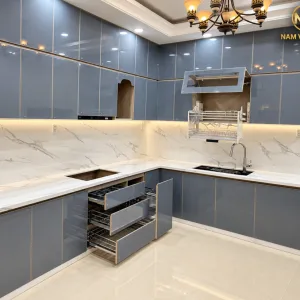 Tủ bếp nhôm xanh xám ngăn kéo mở chi tiết
