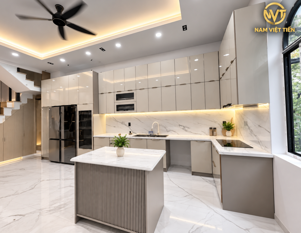 Tủ bếp nhôm màu ngà đảo bếp phay rãnh