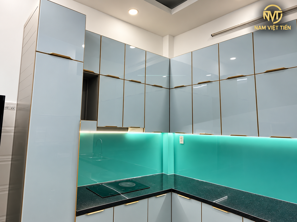 Tủ bếp nhôm xám kính ốp màu xanh ngọc