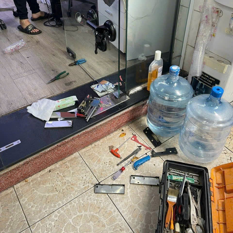 Kính cường lực vỡ cần thay tấm mới