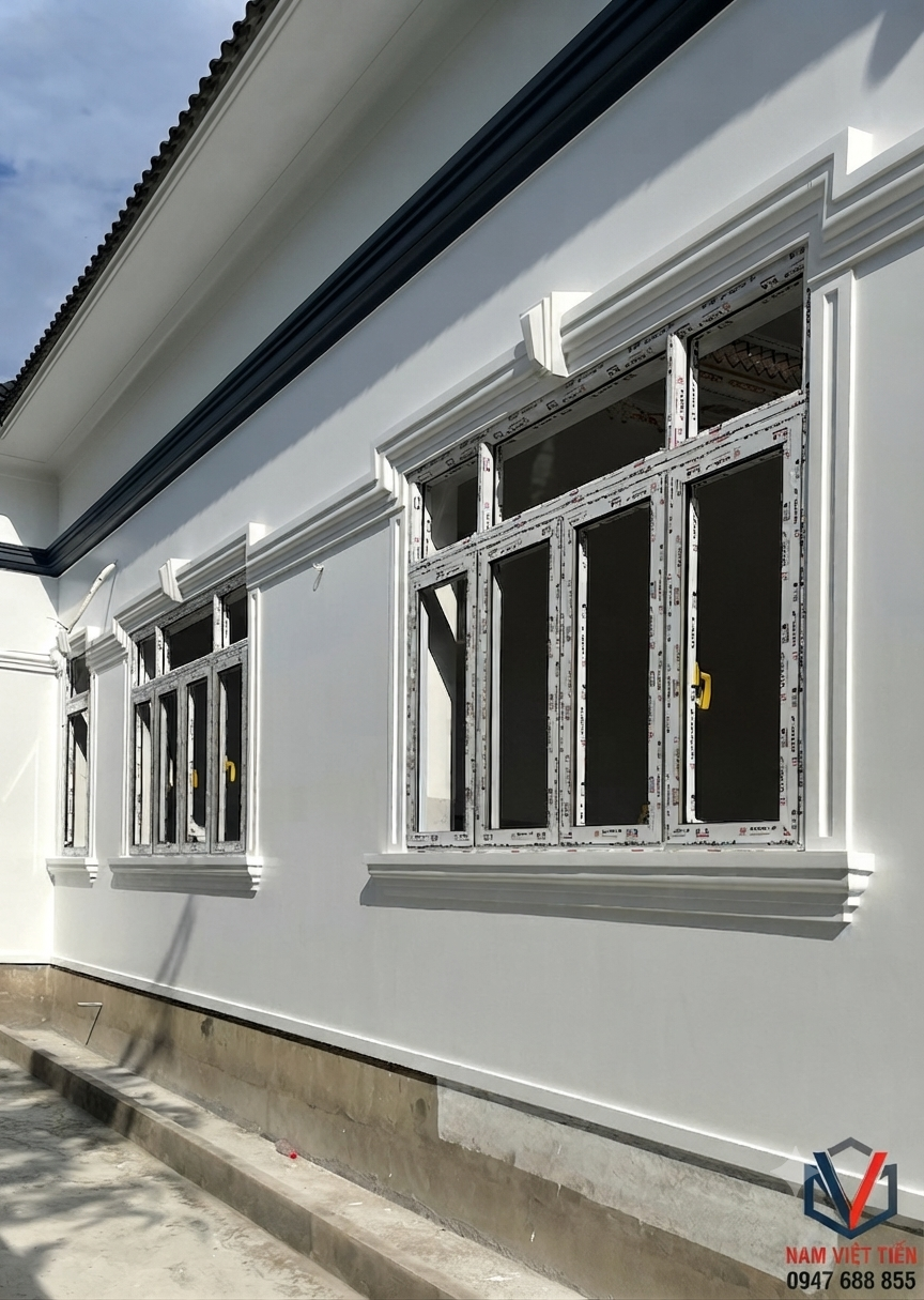 Nhiều cửa sổ nhôm Maxpro trên cùng mặt tiền nhà