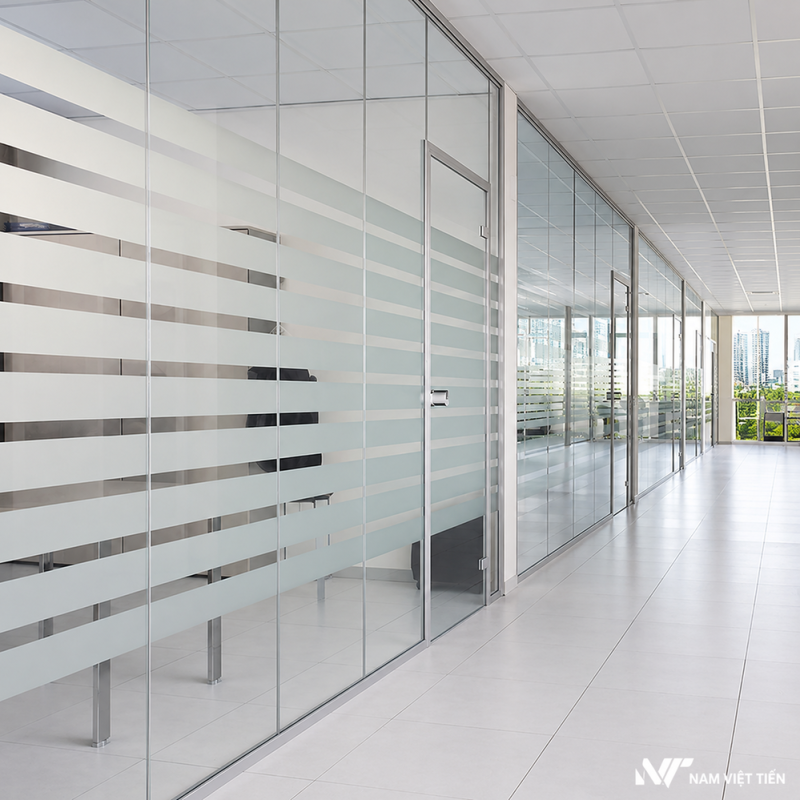 Vách kính lớn thiết kế tối giản Vách ngăn kính lớn sọc mờ tạo cảm giác thông thoáng cho showroom