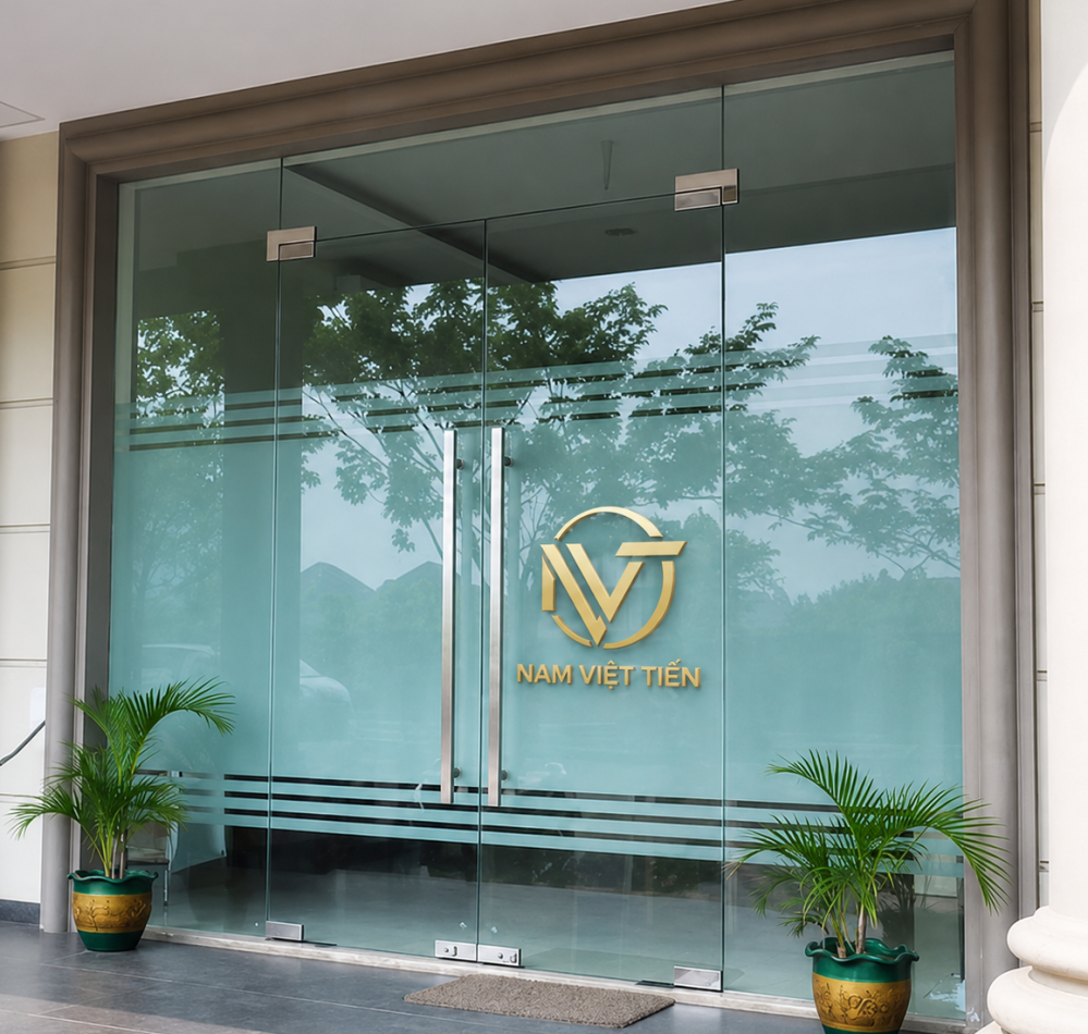Mẫu cửa kính cường lực hai cánh cân đối
